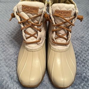 Chevron quilted duck boots, size 8 US